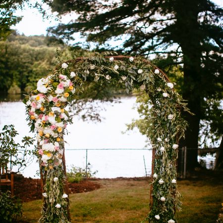 flou(-e)r_specialty_floral_events_greenery_arch