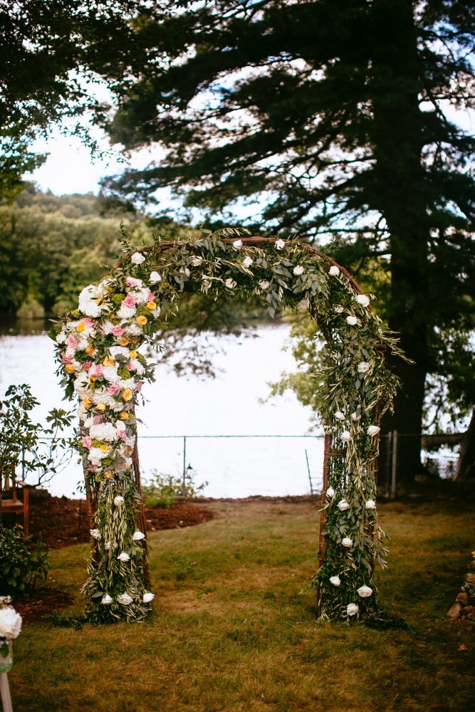 flou(-e)r_specialty_floral_events_greenery_arch