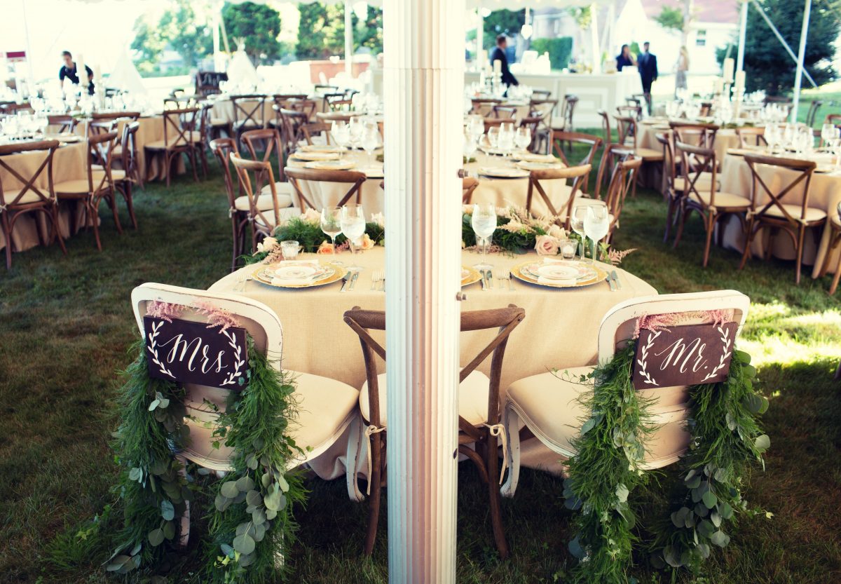 flou(-e)r_specialty_floral_events_chair_swags