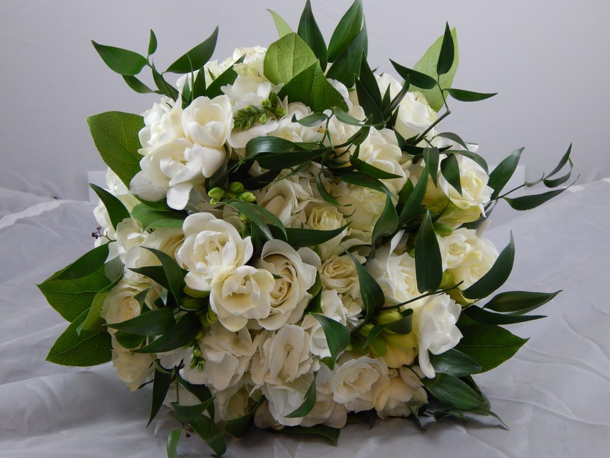 flou(-e)r_wedding_bouquet_white_and_greenery