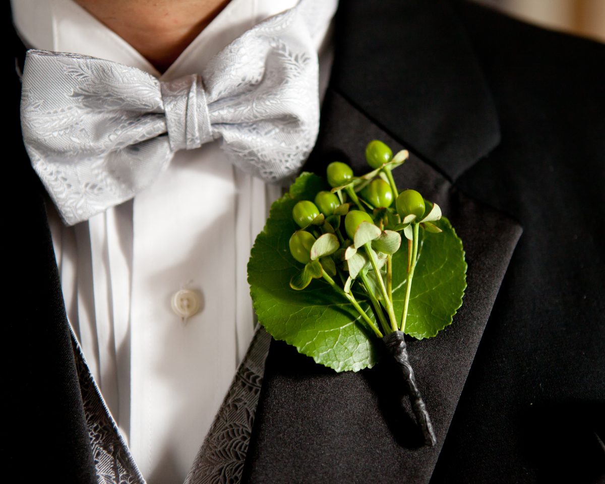 flou(-e)r_specialty_floral_events_Alicia_Schneider_Photography_wedding_Boutonnière