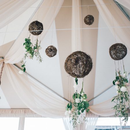 flou(-e)r_specialty_floral_events_hanging_floral_installation_wedding_tent