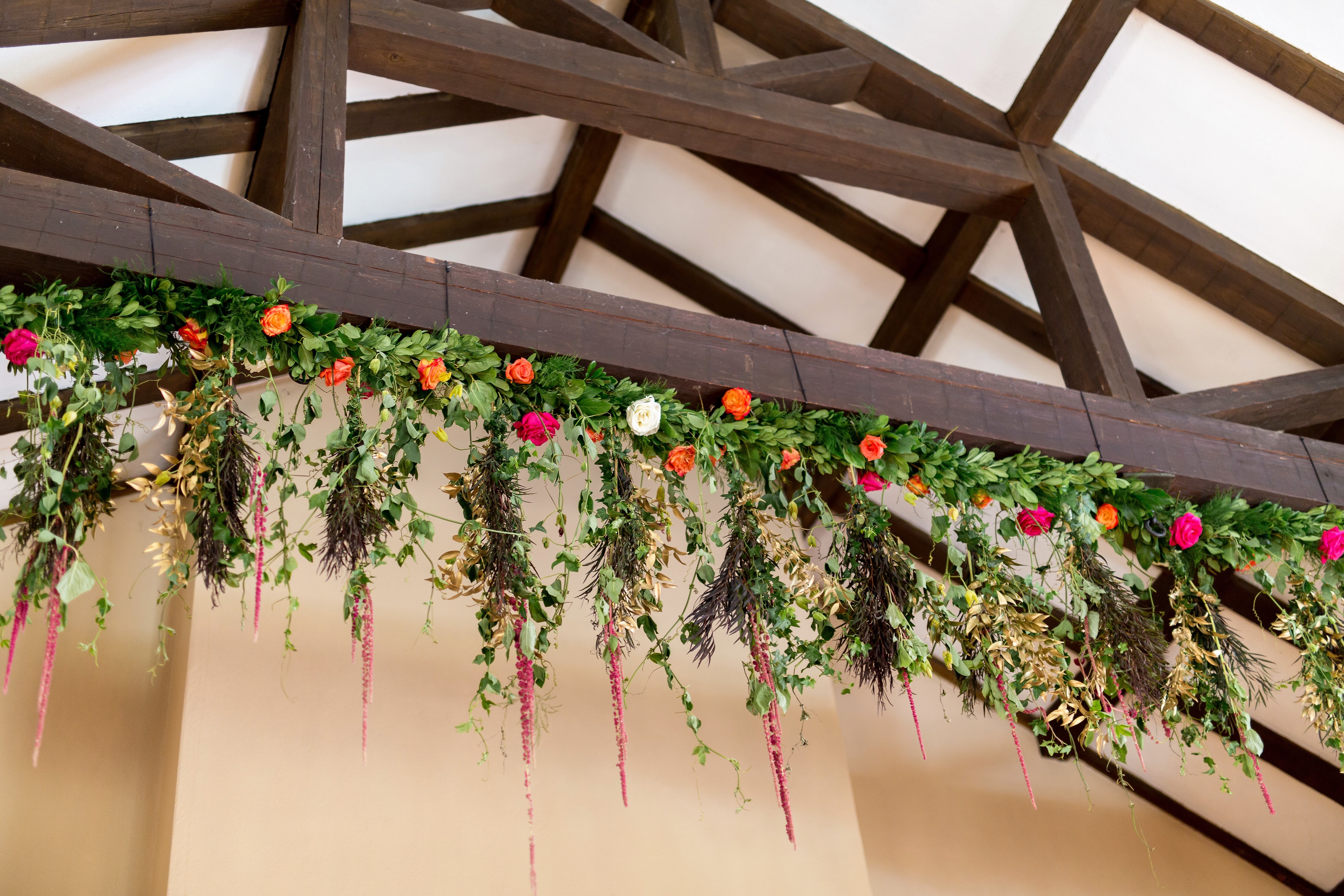 flou(-e)r_specialty_floral_events_hanging_floral_arrangements