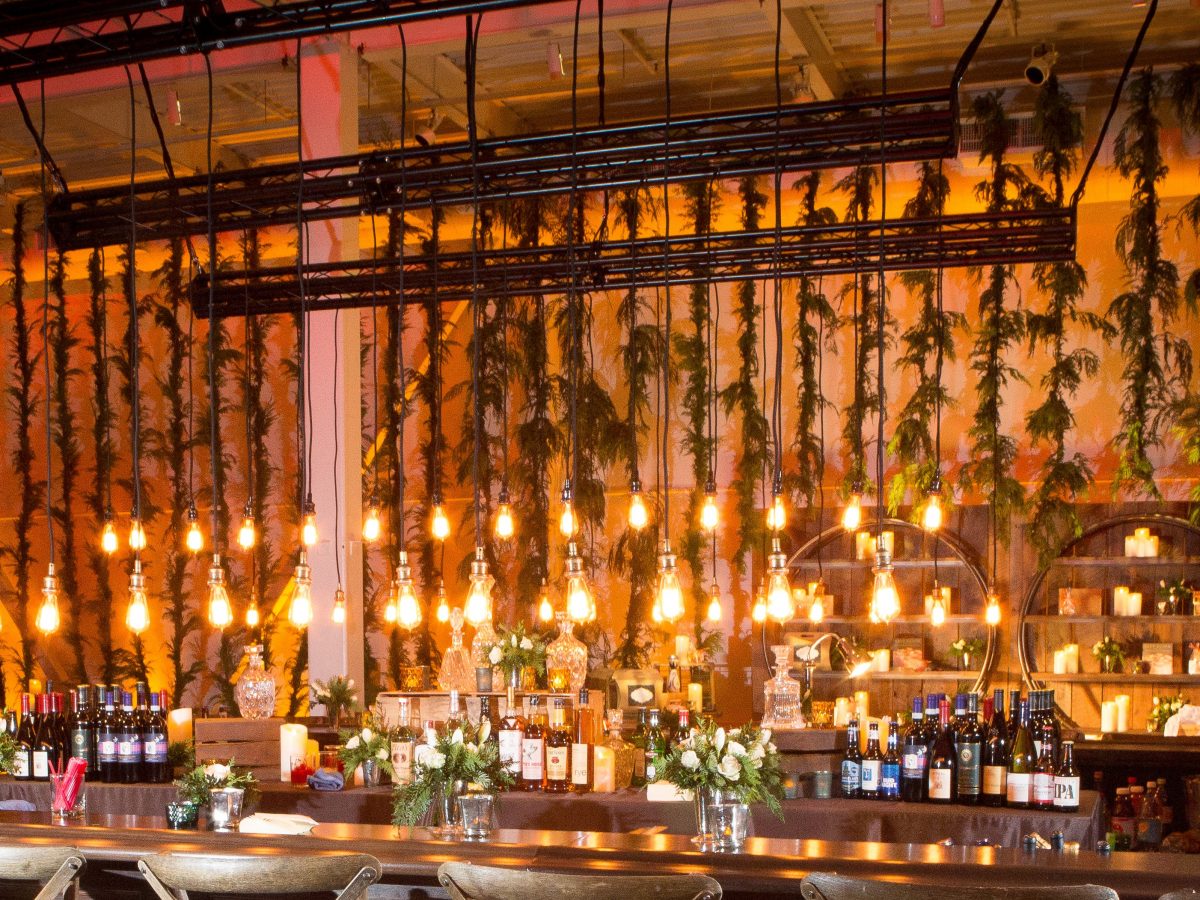 flou(-e)r_specialty_floral_events_modern_event_design_holiday_garland