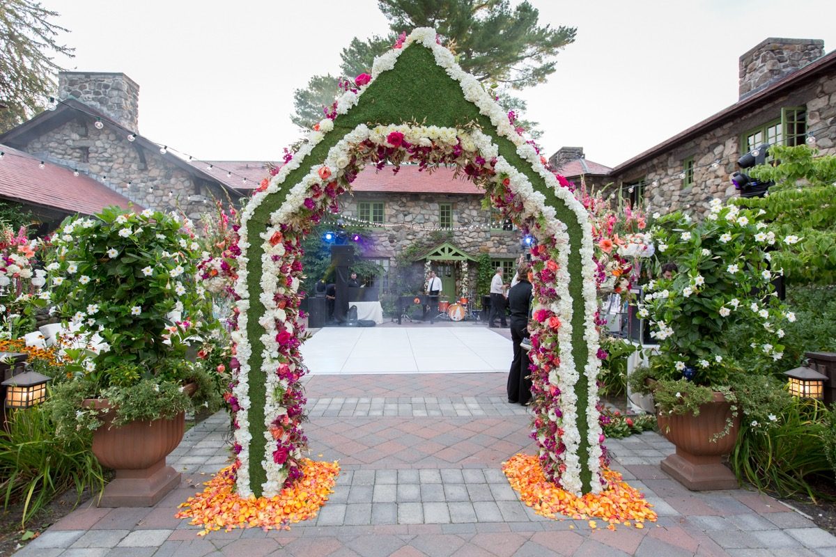 flou(-e)r_specialty_floral_events_wedding_floral_arch