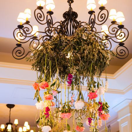 flou(-e)r_specialty_floral_events_wedding_flower_chandelier