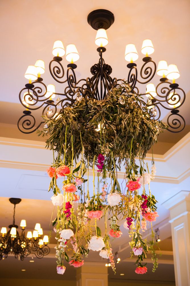 flou(-e)r_specialty_floral_events_wedding_flower_chandelier