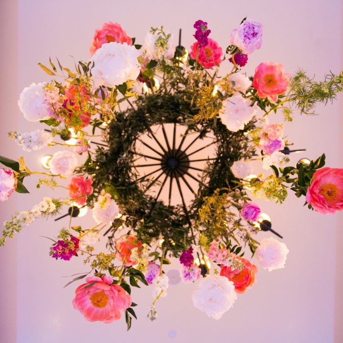 flou(-e)r_specialty_floral_events_wedding_trends_ chandelier_allegro_photography_Boston