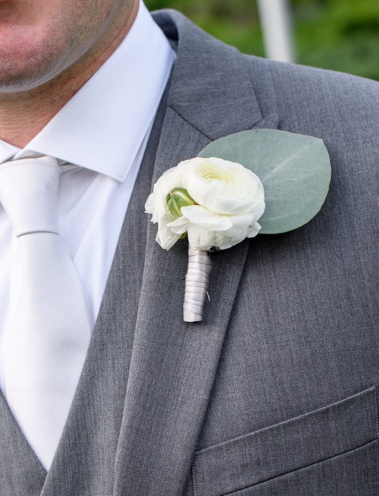 flour_specialty_floral_events_boston_wedding_flowers_boutonniere_style_modern_Ned_Jackson_Photography